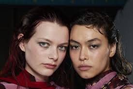 grunge look aw22 s top beauty trend