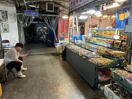 処理水放出、中国で進む「海鮮離れ」 自国産にも警戒心 鮮魚店悲鳴 | 毎日新聞