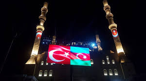 Buna göre, azerbaycan bayrağı mavi gök rengi, kırmızı ve yeşil yatay şeritlerden oluşmuştur ve kırmızı zemin üzerinde beyaz renkte sağa bakan bir hilal ve sekiz köşeli bir yıldız. Abdulhamidhan Cami Ni Azerbaycan Ve Turk Bayragi Aydinlatti