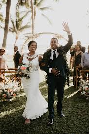 maui wedding with peach accents