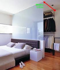 O quarto de casal pequeno planejado é uma alternativa perfeita para você que quer aproveitar todos os espaços do ambiente. Closets Em Quartos Pequenos Simples Decoracao
