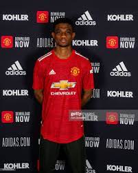 Amad Diallo of Manchester United poses with his team shirt on his...  Nachrichtenfoto - Getty Images