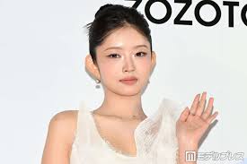 IVEレイ、美脚際立つブラックコーデが話題「モードなのに可愛さも ...