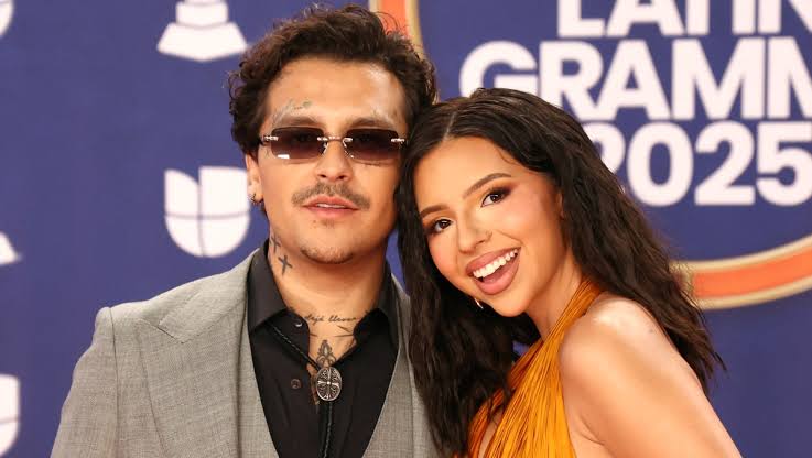 Christian Nodal phớt lờ Ángela Aguilar sau chiến thắng giải Grammy Latin của cô - Grupo Milenio