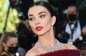 amy jackson makes ont red carpet