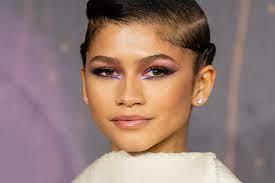 zendaya nailed the 1960s hair flip like