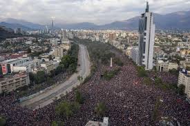 Menschen verlangen verfassunggebende versammlung | danke an die chilenen aus leipzig für das | #bockuffnblog. Proteste In Chile Mehr Als Eine Million Menschen Demonstrieren Fur Soziale Reformen