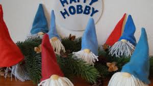 In deutschland ist das wichteln eine beliebte weihnachtswichtel figuren. Wichtel Basteln Aus Tannenzapfen Fleecedecke Wolle Und Pistazienschalen Diy Youtube