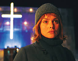 Verojuristi Rebecka Martinsson (Izabella Scorupco) palaa kotiseuduilleen Kiirunaan, kun hänen vanhaa ystäväänsä syytetään murhasta. - aurinkomyrsky