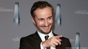 Böhmermann sat in front of a turkish flag beneath a small, framed portrait of erdoğan, reading out a poem that accused the turkish president of, among other things, repressing minorities. Bohmermann Speaks Out After Dropped Investigation In Video Statement And Song News Dw 05 10 2016