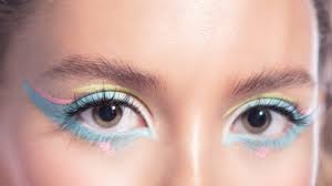 makeup look with pastel eyeliner