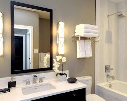 Kombinasi model keramik kamar mandi warna hitam dan putih seperti ini sering diaplikasikan pada kamar mandi hotel ataupun mall untuk menghadirkan kesan mewah dan modern yang. Kamar Mandi Hotel Joko Tole Weblog