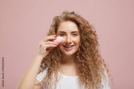 curly hair with makeup sponge