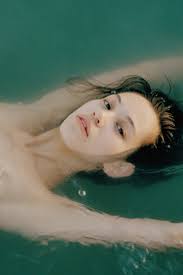 水原希子絕美全裸寫真集：「我們的身體是大自然的一部分，健康的裸露不應如此晦澀」 | Vogue Taiwan