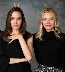 Michelle pfeiffer was an american actress born on april 29, 1958 in santa ana, california. Angelina Jolie Michelle Pfeiffer Are The Internet S New Bff Goals