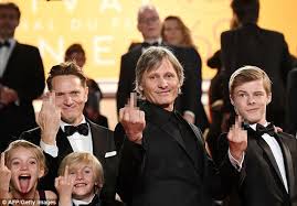 Since his screen debut as a young amish farmer in peter weir's todistaja (1985), viggo mortensen's career has been marked by. Nicholas Hamilton And Viggo Mortensen Flip The Bird Ot The Cannes Film Festival Daily Mail Online