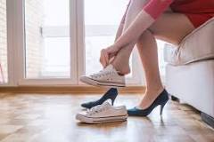 Can flat shoes cause knee pain?