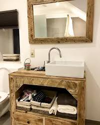 Ideias e fotos de móveis feitos com paletes: Wood Pallets Cabinet Of Bathroom And Mirror Pallet Ideas
