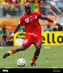 Stephen Appiah Ghana geht der Ball während eines Fußballspiels 2006 FIFA  World Cup gegen die Vereinigten Staaten 22. Juni 2006 Stockfotografie -  Alamy