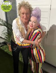 cyndi lauper and rod stewart pose