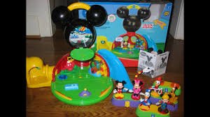 La casa de mickey mouse es una serie de televisión infantil creada y producida por walt disney television animation para playhouse disney. La Casa De Mickey Mouse Juguetes Youtube