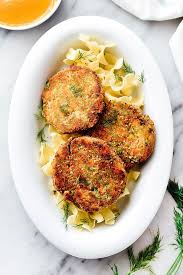 salmon cakes roasted red pepper