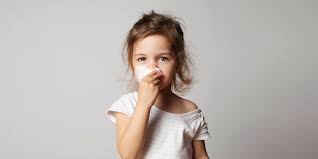 Krew z nosa u dziecka - kiedy powinna niepokoić? | Hellomama