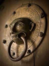 Photothèque Arnaud Frich | Heurtoir en bronze de la basilique de Brioude | Poignée
 de porte, Heurtoir de porte, Décor urbain