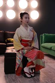 kimono geisha model makeup