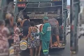 Pessoas reviram caminhão de lixo em busca de comida em Fortaleza (CE)