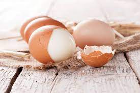 4 astuces géniales pour écaler un œuf dur facilement et rapidement sans l' abîmer