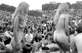 College Girl Nude at Huge Anti-War Rally Nov 1969 : r/VintageSmut