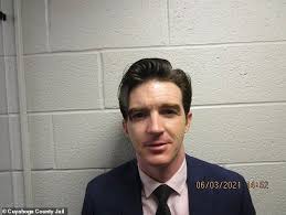 Why was drake bell charged and arrested? Kinnoecg9njy1m