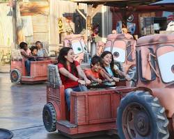 Gambar Mater's Junkyard Jamboree ride at Disneyland's Cars Land