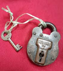 Dikunci dengan kunci smiley adalah gambar mengunci gembok dan utama, yang mana seharusnya untuk membuka kunci — ini masuk akal lebih daripada gabungan ditunjukkan. English Squire 220 Lucky Padlock Antiques Vintage Collectibles On Carousell