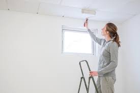 Weiße farbe für wände und decke sollten sie genau prüfen. Das Streichen Der Decke Mit Einplanen Schoner Wohnen