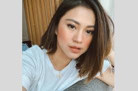 Ketika membahas gaya rambut yang paling serbaguna, potongan layer pasti masuk ke dalam daftarnya. 7 Model Rambut Yang Cocok Untuk Wajah Oval Terbaru