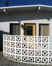 Fasade (tampak depan) rumah didesain dengan konsep minimalis dengan ornamen roster dan raw material. Inilah Bentuk Dan Fungsi Roster Beton Dalam Rumah