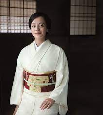 木村多江さんが着こなす“通好み”の着物。「糊」がもたらす豊かな染色の世界