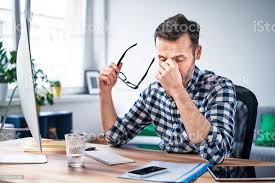 ホームオフィスで働くイライラした過労のフリーランサー - ストレスのストックフォトや画像を多数ご用意 - ストレス, 疲れている, 男性 -  iStock