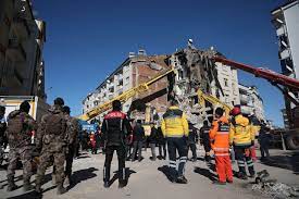 แผ่นดินไหว 6.7 เขย่าตุรกี ตึกถล่ม 10 หลังดับแล้ว 22 เจ็บนับพัน