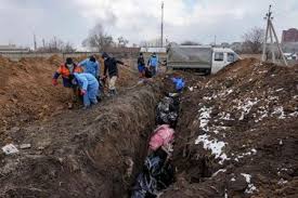 Amid heavy shelling, Ukraine's Mariupol city uses mass grave