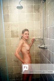Sexy hellhäutige Frau in Dusche nackt