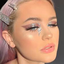 Just as euphoria's impossibly dramatic makeup looks mirror the intensity of being a teen, ours should follow suit. Pin On Makeup