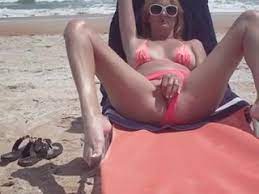 Frau masturbiert am strand