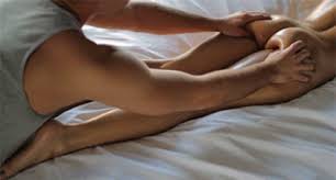 Resultado de imagem para homem fazendo massagem em mulher nua