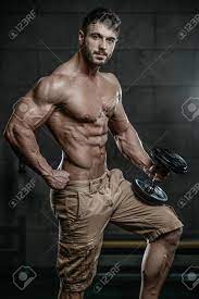 魅力的な若い筋肉セクシーな白人男性モデル外観体重筋肉やポーズのフィットネスとボディービルの概念を汲み上げジムでトレーニングのワークアウトのの写真素材・画像素材  Image 90089848