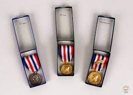 Médailles d'honneurs de la SNCF de 1975, 1985 et 1987 | Open archives