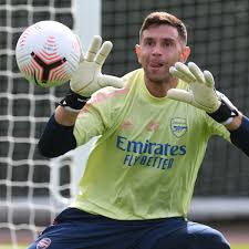 Emiliano martínez (aston villa) right back: Emiliano Martinez Not In Arsenal Squad And Brighton Join Race To Sign Him Arsenal The Guardian