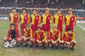 Galatasaray'da büyük işler başarmış ve büyük kupalar kazandırmış bu futbolcular galatasaray'ın gelmiş geçmiş en başarılı futbolcuları. 1984 85 Sezonunda Galatasaray Kadro Ayaktakiler Oturanlar Facebook